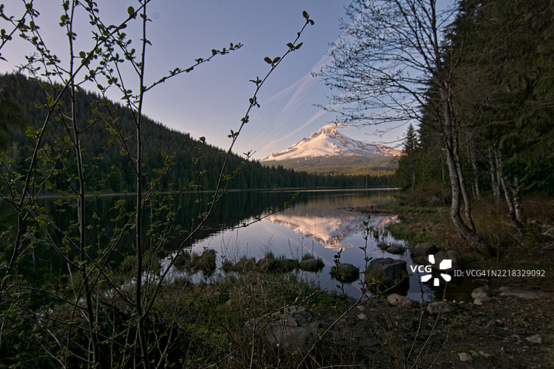 湖泊与天空的美丽景色，政府营地，俄勒冈州，美国图片素材