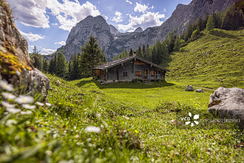 雷特拉尔佩山脉的山间牧场和小屋。德国巴伐利亚州贝希特斯加登附近的拉姆绍。图片素材