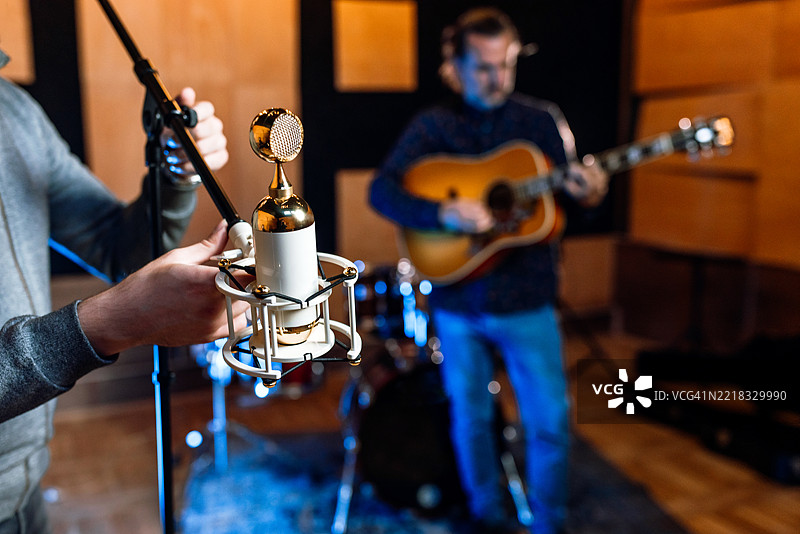 音频技术人员正在为录音设置麦克风。图片素材