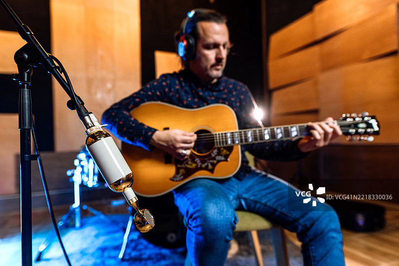 男子在录音室里弹吉他图片素材
