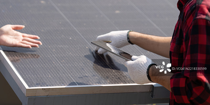 太阳能板的安装与维护 一位专注的技术员图片素材