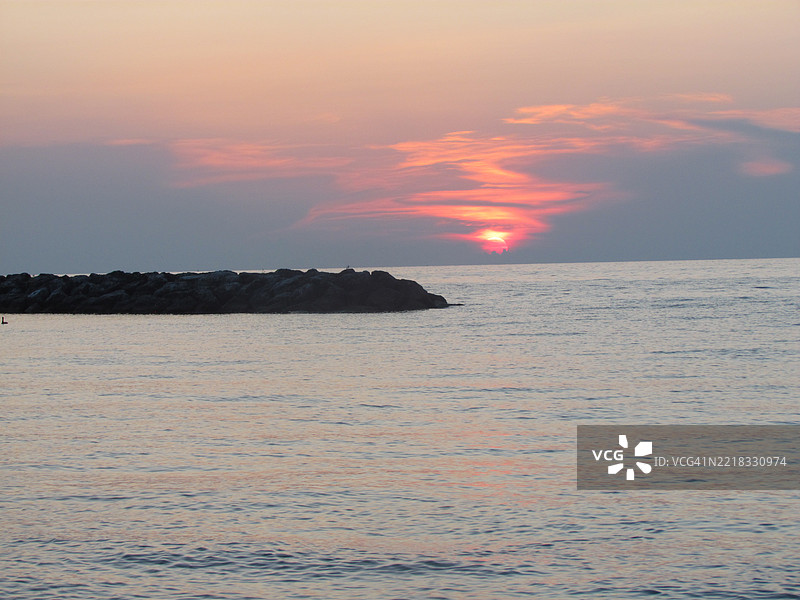 海洋与橙色天空的美丽景色，美国图片素材