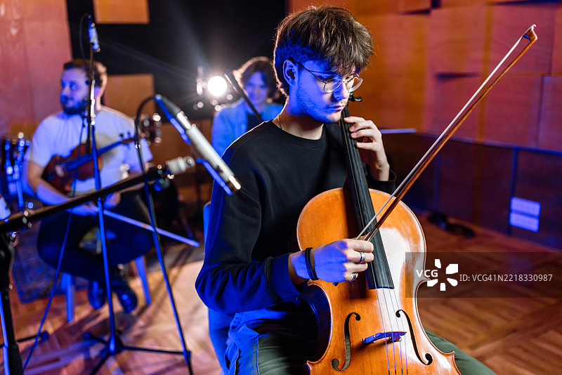 小型乐团在音乐录音室演奏。图片素材