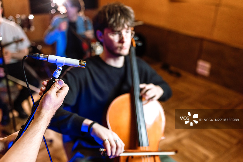 小型乐团在音乐录音室演奏。图片素材