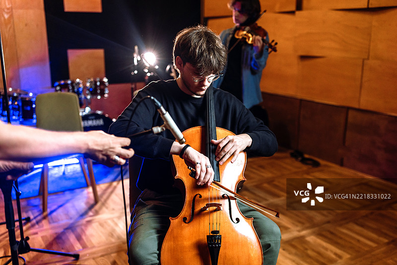 小型乐团在音乐录音室演奏。图片素材