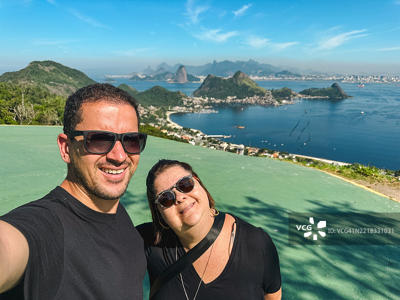 在尼特罗伊的母子自拍照图片素材