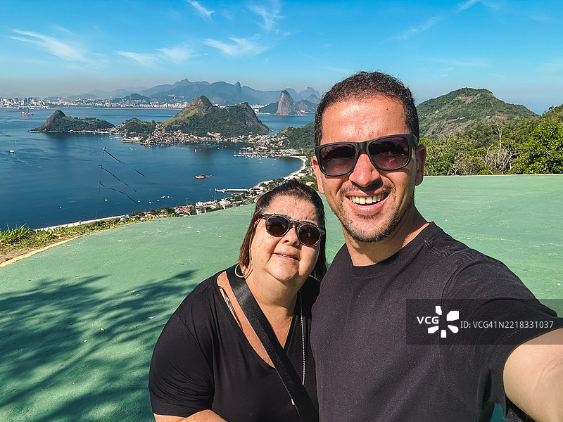 在尼特罗伊的母子自拍图片素材