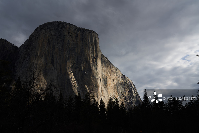 加利福尼亚州美国的低角度岩石与天空的景观图片素材