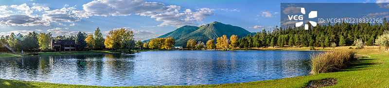 秋天的胡桃峡谷湖图片素材