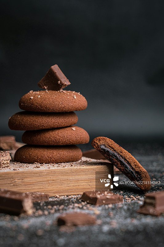 咬了一口的巧克力夹心饼干图片素材
