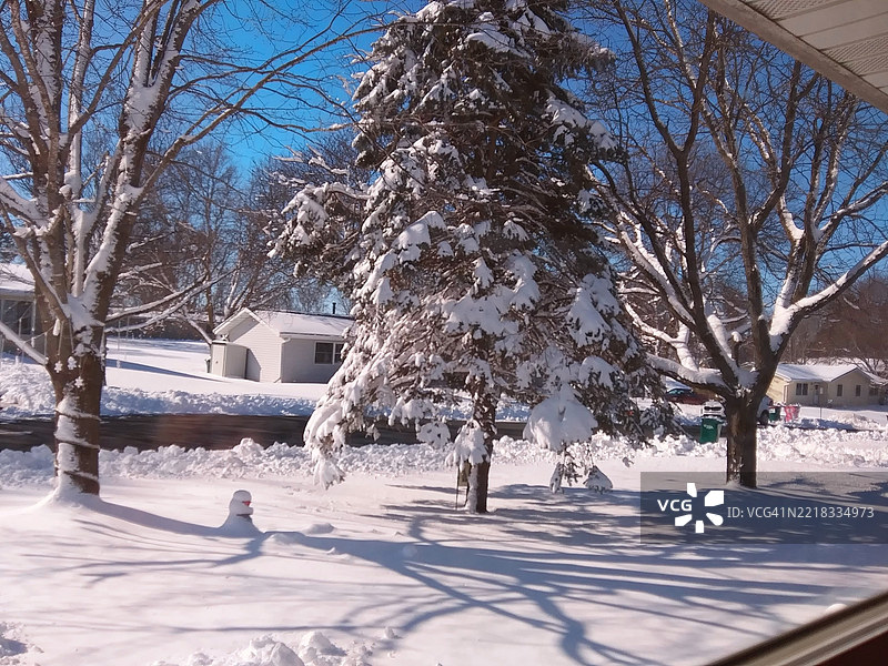 男子背影走在覆盖着雪的田野上，威斯康星州河瀑布，美国图片素材