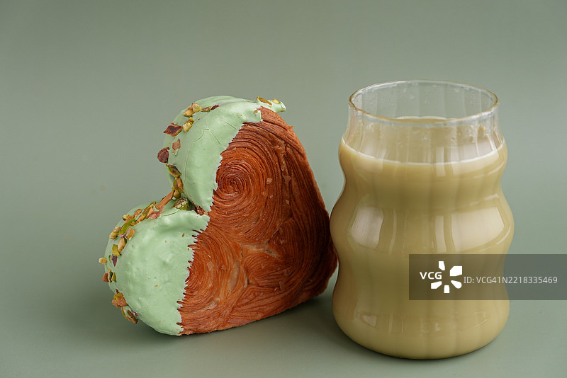 抹茶拿铁卡布奇诺饮品 早晨早餐礼物创意图片素材