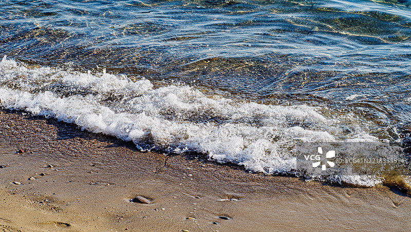 海滩上波浪的高角度视图，拉斯佩齐亚，利古里亚，意大利图片素材