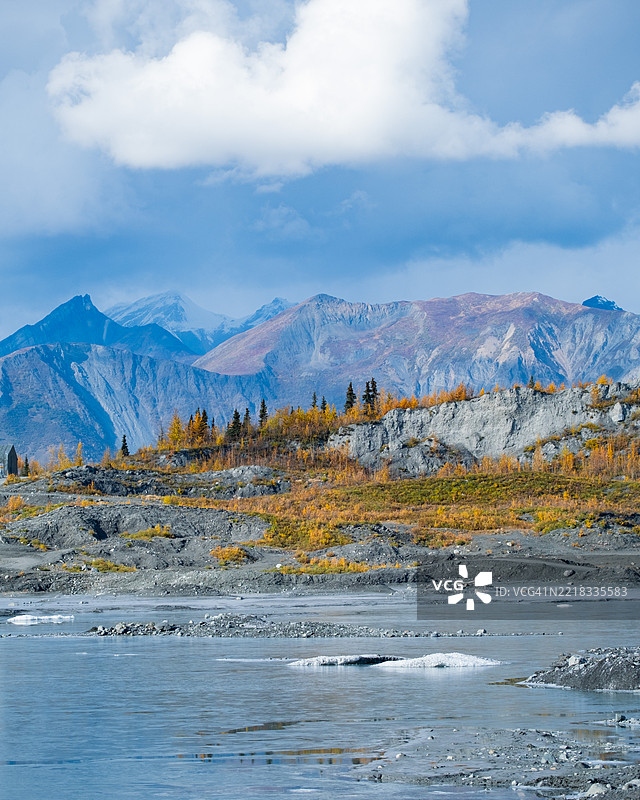 秋季苔原风景，阿尔卑斯山脉与云层，盐湖城，犹他州，美国图片素材