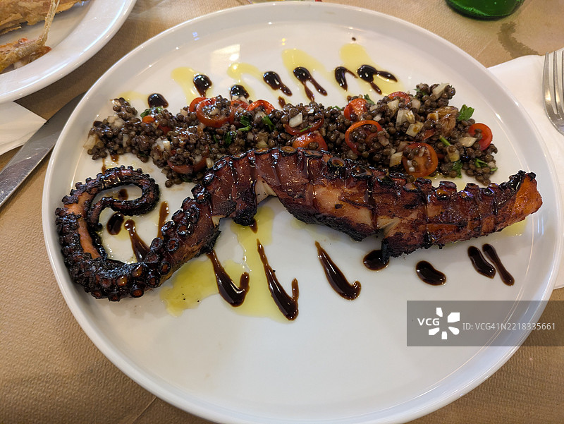 高角度视图的餐盘上的食物放在桌子上图片素材