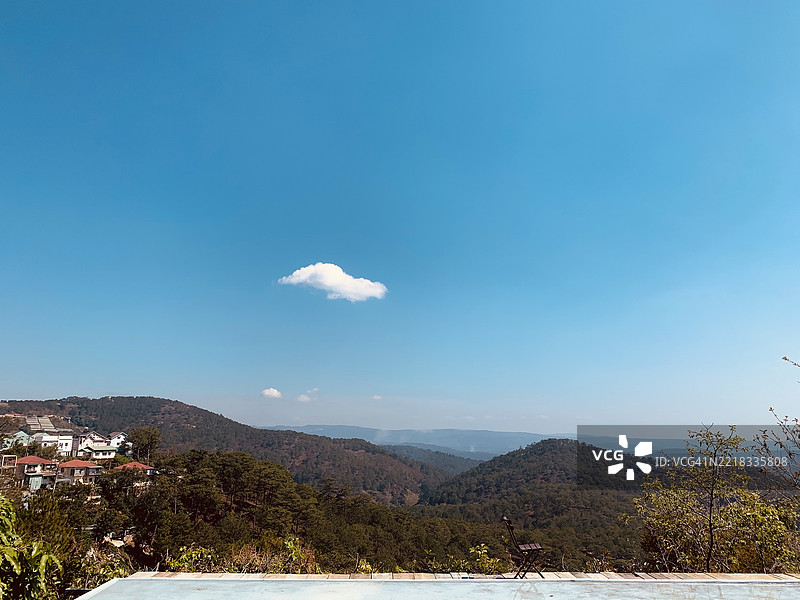 越南蓝天映衬下的山脉美景图片素材