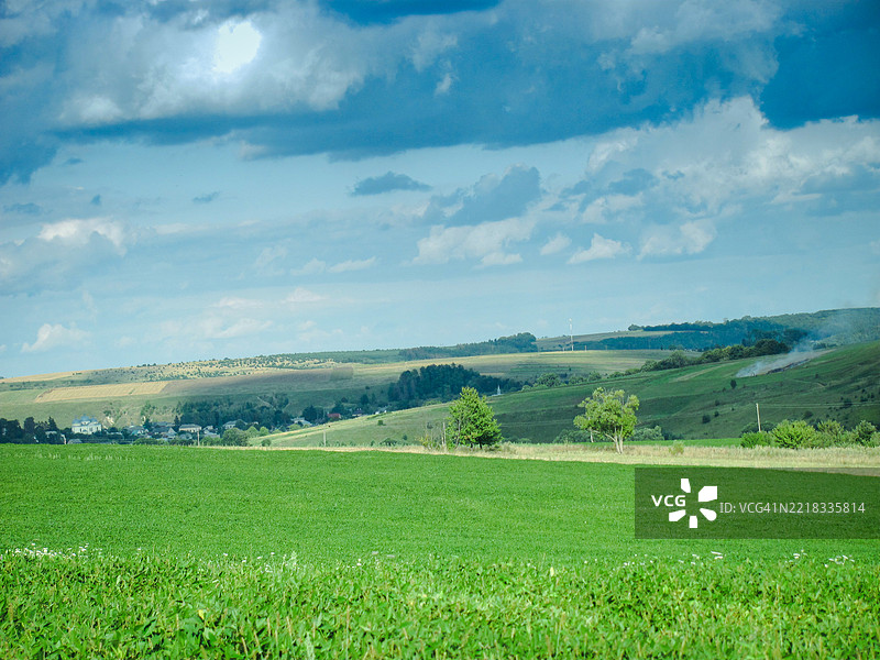 田野与天空的美丽景色图片素材