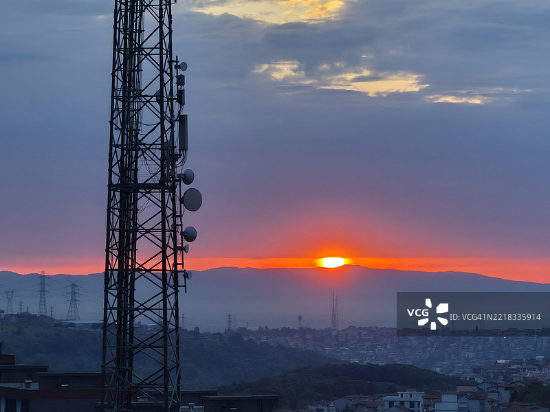 日落时分，天空中通信塔的剪影图片素材
