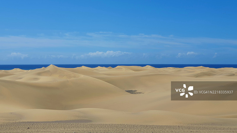 西班牙加那利群岛拉斯帕尔马斯的沙漠美景与天空相映成趣图片素材