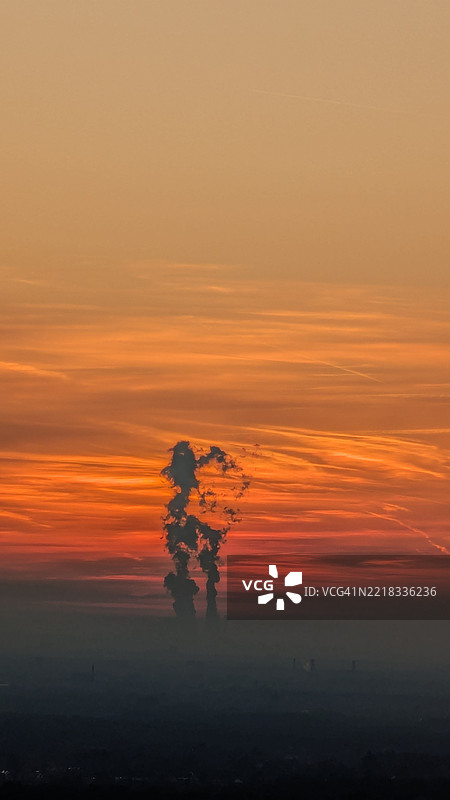 德国贝尔吉施格拉德巴赫橙色天空下的树木剪影图片素材