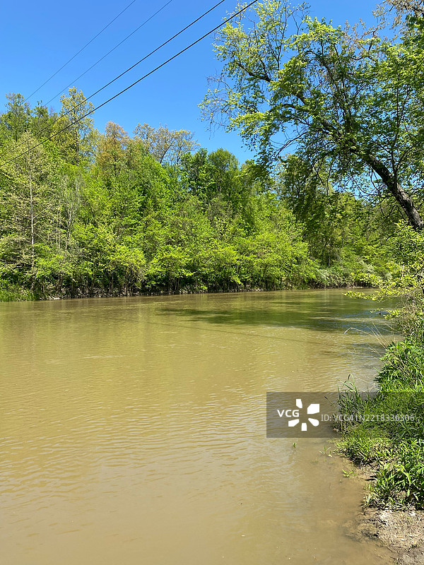 在美国印第安纳州韦恩堡的圣约瑟夫河沿岸拍摄的照片，2025年5月图片素材