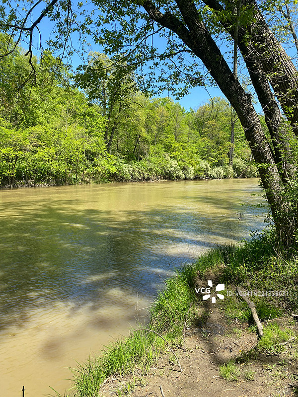 在美国印第安纳州韦恩堡的圣约瑟夫河沿岸拍摄的照片，2025年5月图片素材