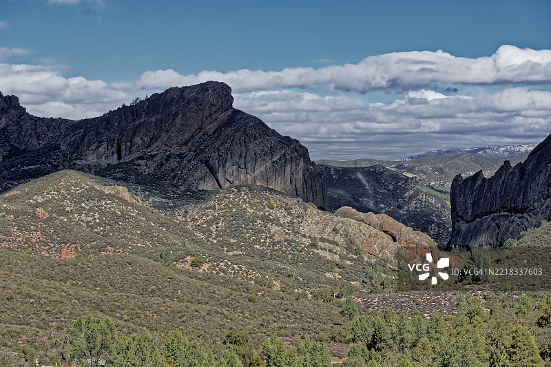 在美国皮纳克尔国家公园的牙骨小径徒步旅行时欣赏阳台的壮丽景色图片素材