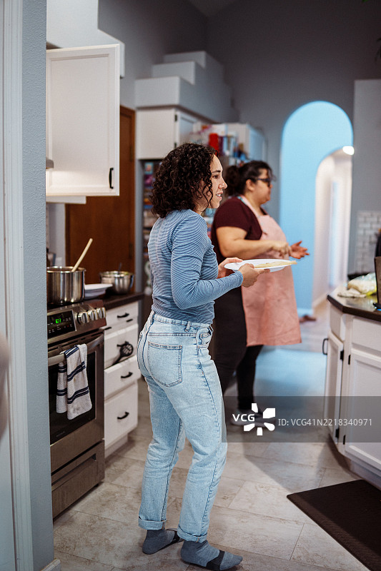 朋友们享受轻松的晚餐聚会图片素材