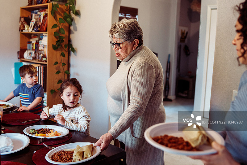 多代家庭一起共进晚餐图片素材