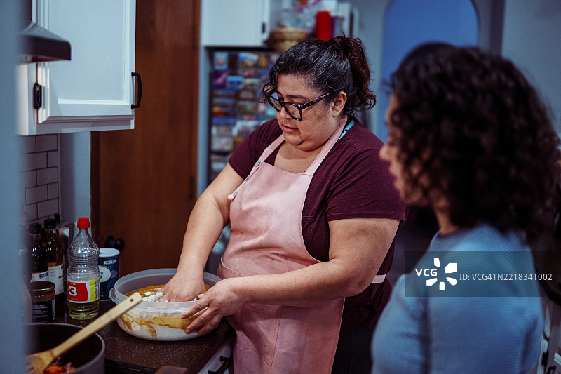 墨西哥女性正在准备玉米面团以制作玉米饺子图片素材