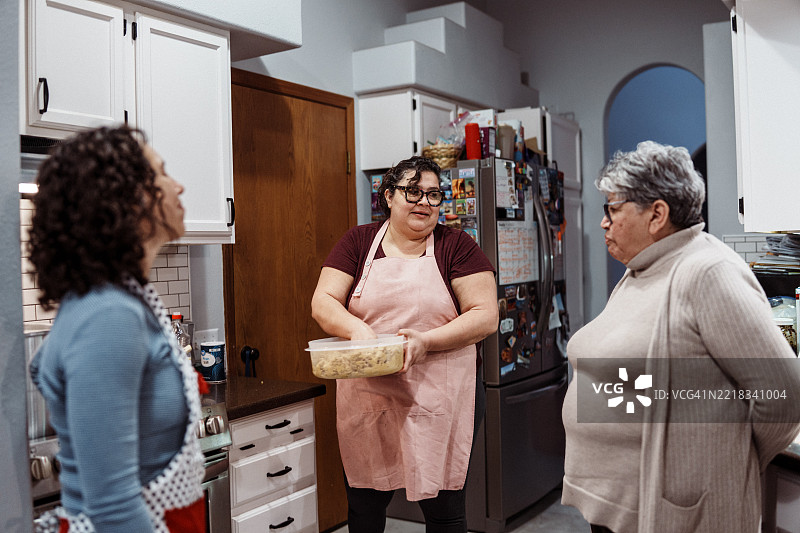 多代墨西哥家庭一起做晚餐图片素材