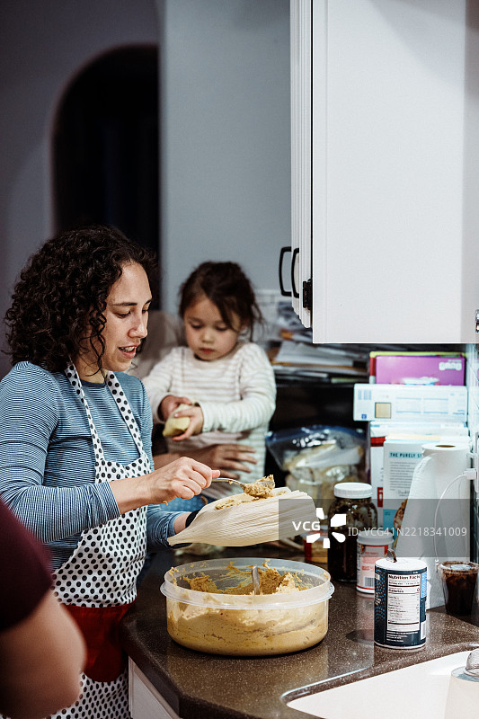 母亲和女儿一起制作玉米饺子图片素材