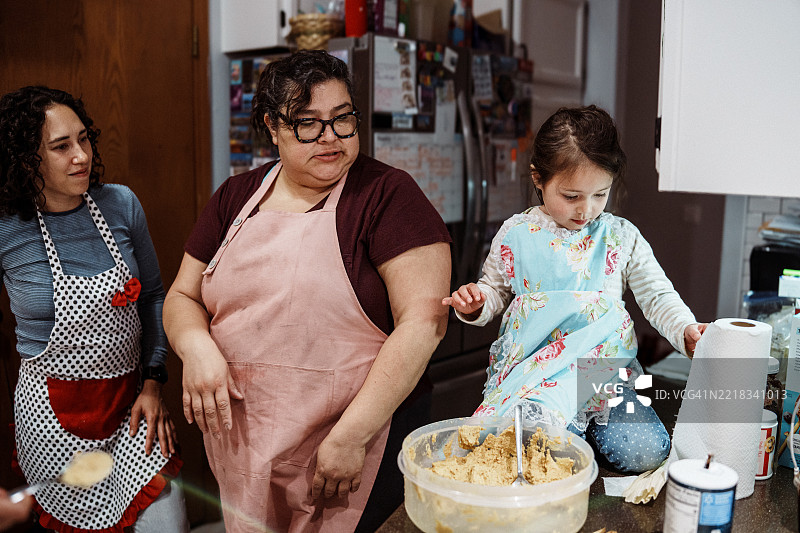 朋友们一起制作玉米饼图片素材