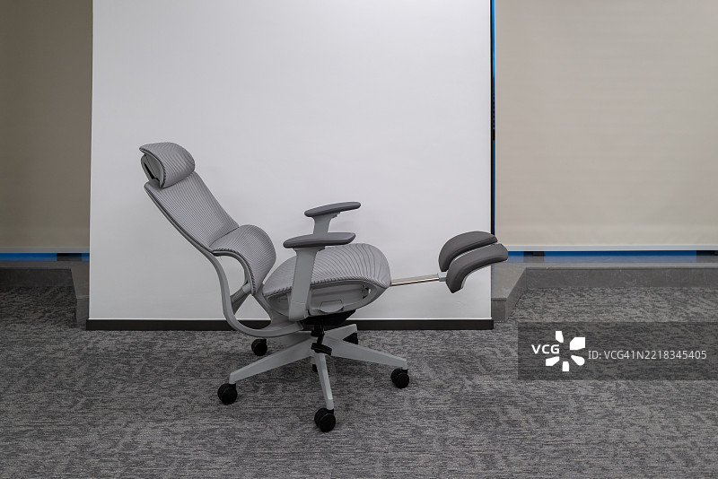 印刷图案的办公椅放在灰色地毯上图片素材