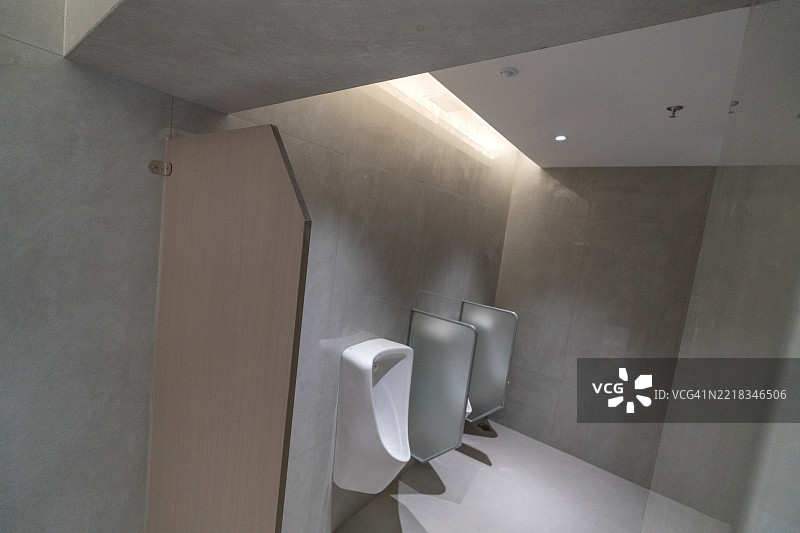 公共厕所配有小便池图片素材