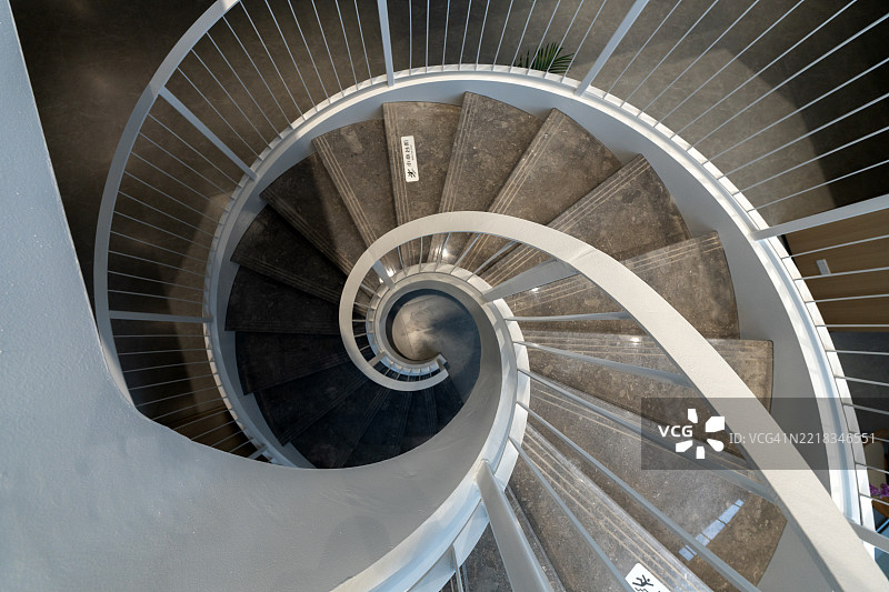 从上方俯瞰的螺旋楼梯图片素材