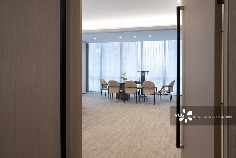 现代办公室会议室透过敞开的门口观看图片素材