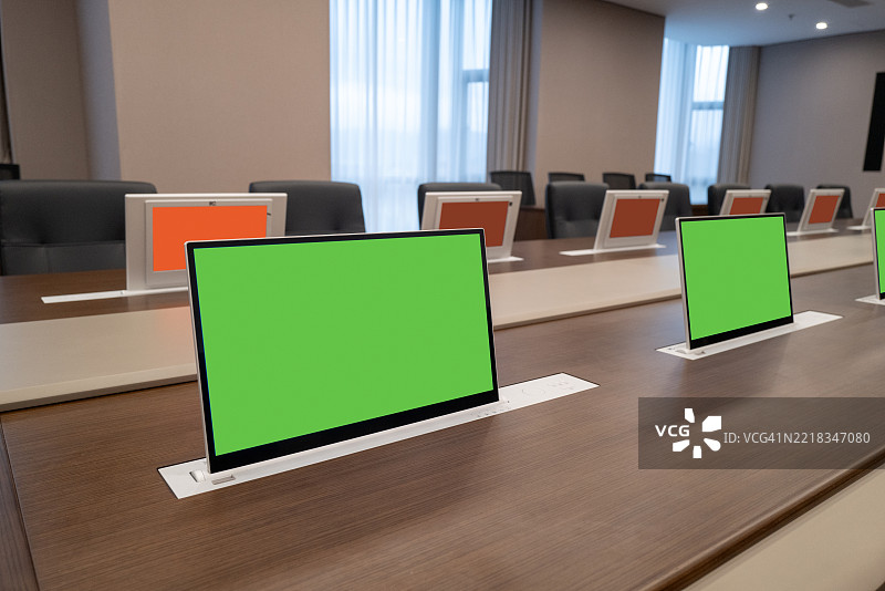 会议室设置与绿幕显示器图片素材