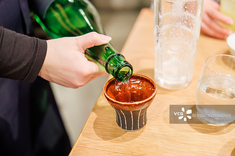 饮用推荐的清酒。标签设计独特且美观。图片素材