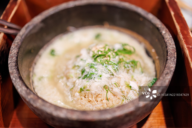 这顿饭的最后一道菜是海鲜汤炒饭配雪蟹酱。图片素材