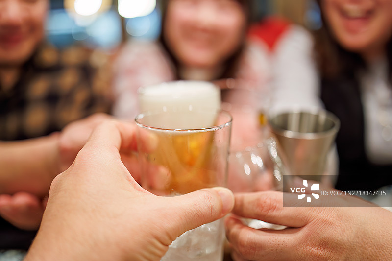 举杯畅饮生啤酒。图片素材