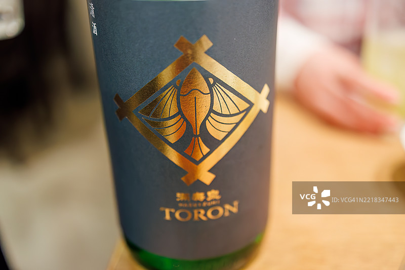 饮用推荐的清酒。标签设计独特且美观。图片素材