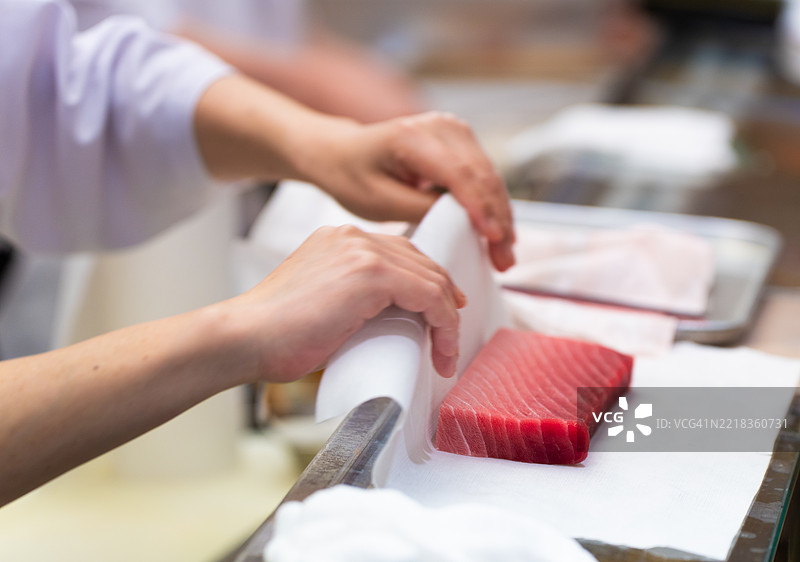 东京寿司厨房的新鲜金枪鱼图片素材