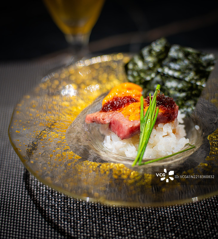 优雅的日本开胃菜盘，配有神户牛肉和海胆图片素材