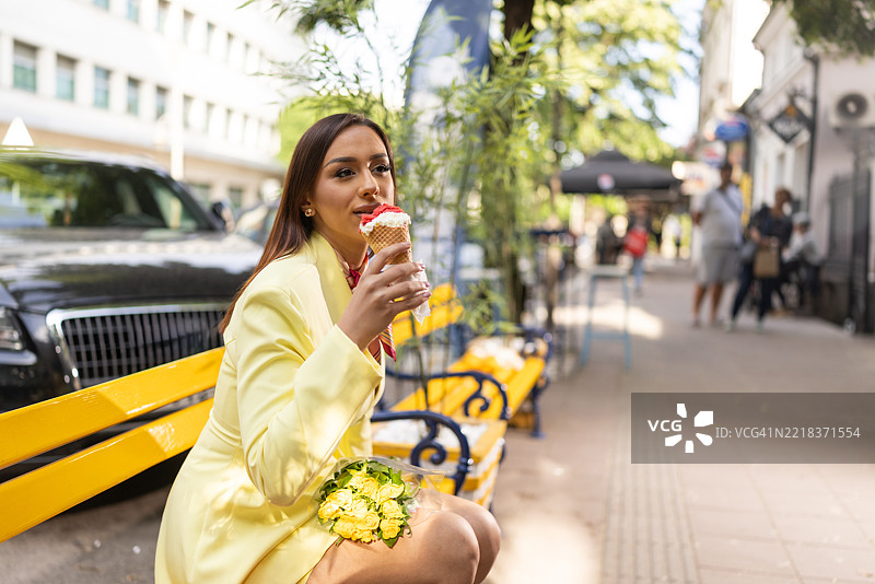 在城市里享受冰淇淋图片素材