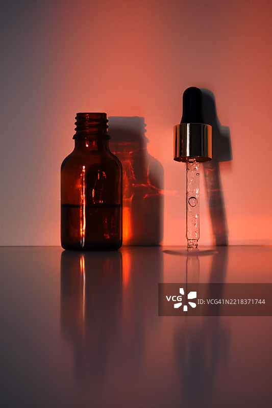 夕阳余晖下的面部精华液。图片素材