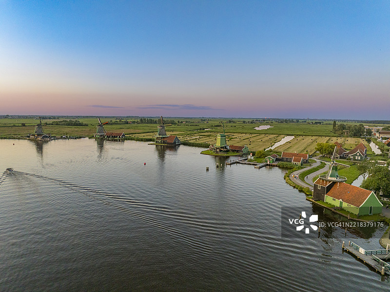 荷兰夏季日落时的赞斯安斯风车图片素材