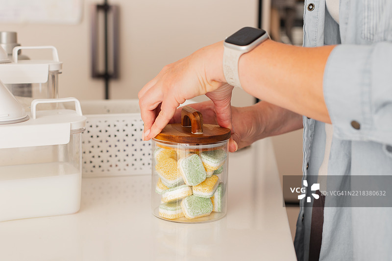 厨房台面上的家用清洁剂胶囊特写图片素材