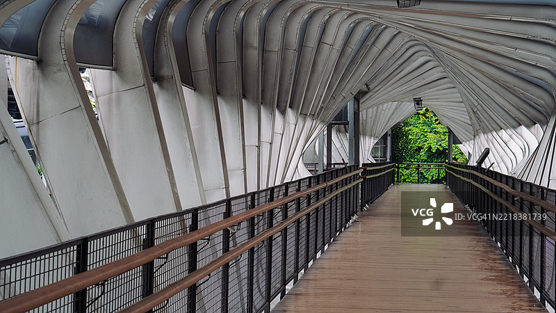 城市环境中的空荡荡的人行天桥图片素材