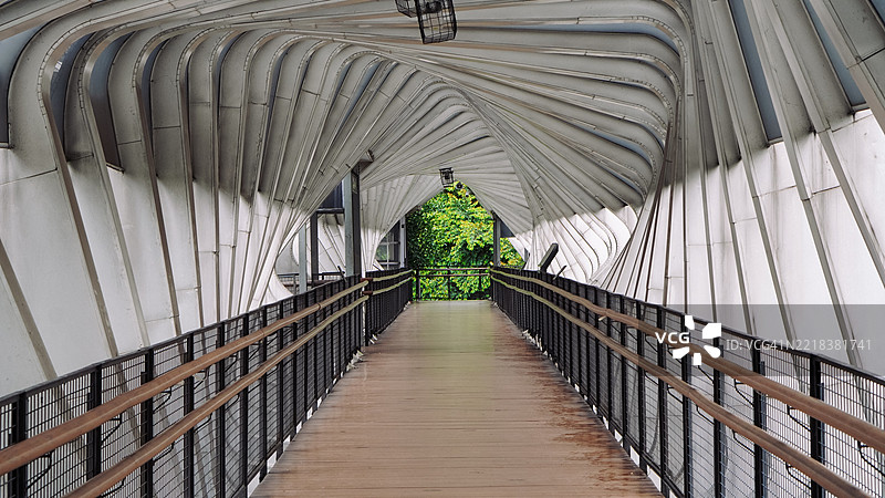 城市环境中的空荡荡的人行天桥图片素材